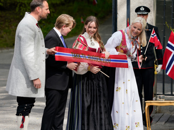 Kronprinsfamilien hadde med et banner til russen - for å anerkjenne hvor godt de har fulgt opp smittevernrådene i russetiden. Foto: Lise Åserud, NTB scanpix